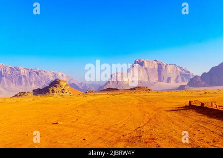 Vista del paesaggio con varie formazioni rocciose, a Wadi Rum, parco del deserto nella Giordania meridionale Foto Stock