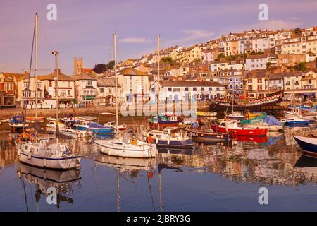 Regno Unito, Inghilterra, Devon, Torbay, Brixham Harbour con lo Strand e la Golden Hind (nave museo) a Dawn Foto Stock