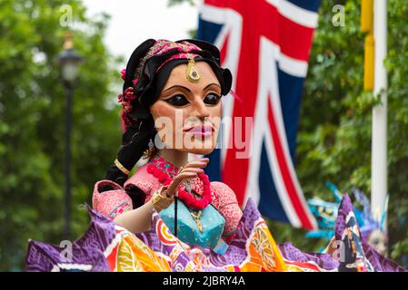 Marionetta indiana di figura femminile alla parata del Pageant del Queen's Platinum Jubilee nel Mall, Londra, Regno Unito. Parte della celebrazione del carnevale Global Grooves Foto Stock