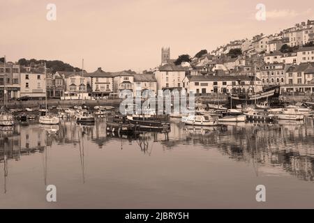 Regno Unito, Inghilterra, Devon, Torbay, Brixham Harbour a Dawn Foto Stock