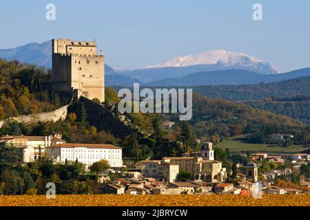 Francia, Drome, Crest, città di Drome Provençale dominata dalla Torre di Crest, il torrione medievale e la cappella dei Cordeliers 16 ° secolo Foto Stock