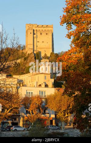 Francia, Drome, Crest, città di Drome Provençale dominata dalla Torre di Crest, il torrione medievale e la cappella dei Cordeliers 16 ° secolo Foto Stock