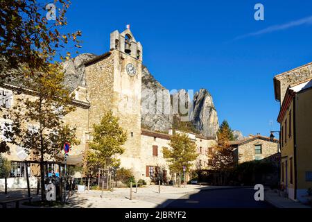 Francia, Drome, Saou, Place de l'église (piazza della Chiesa), sito geologico chiamato sincclinale arroccato sullo sfondo Foto Stock