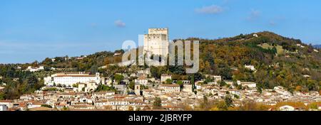 Francia, Drome, Crest, città di Drome Provençale dominata dalla Torre di Crest, il torrione medievale e la cappella dei Cordeliers 16 ° secolo Foto Stock