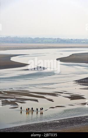 Francia, Manica, baia di Mont Saint Michel elencato come Patrimonio Mondiale dell'UNESCO, Mont Saint Michel, Gruppo che attraversa la baia di Mont-Saint-Michel Foto Stock