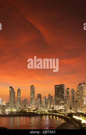 Panama, Città di Panama, tramonto sulla città moderna da Punta Paitilla Foto Stock