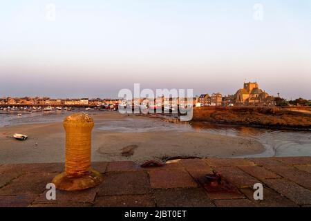 Francia, Manica, Cotentin, Barfleur, etichettato Les Plus Beaux Villages de France (i più bei villaggi di Francia), pesca e bapaching porto e Saint Nicolas chiesa costruita dal 17th secolo al 19th secolo Foto Stock