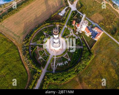 Francia, Charente Maritime, ile d'Oleron, isola di Oleron, Saint-Denis d'Oléron, Il faro di Chassiron e il suo giardino hanno la forma di una rosa di vento (vista aerea) Foto Stock