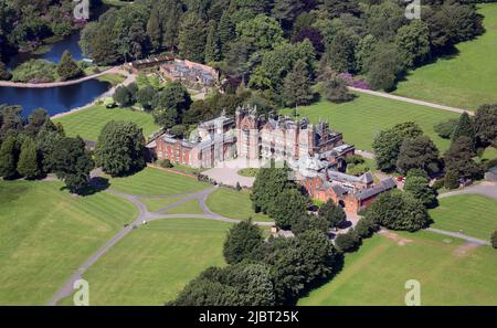 Veduta aerea della Capesthorne Hall e della Cappella della Santissima Trinità a Capesthorne, Cheshire. Un luogo per matrimoni e un'attrazione per i visitatori. Foto Stock