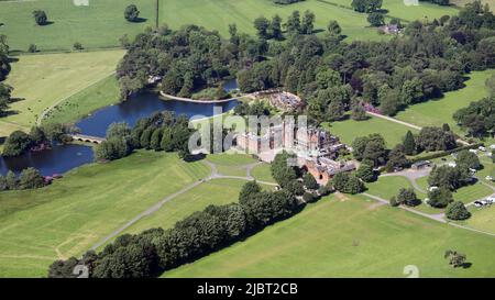 Veduta aerea della Capesthorne Hall e della Cappella della Santissima Trinità a Capesthorne, Cheshire. Un luogo per matrimoni e un'attrazione per i visitatori. Foto Stock