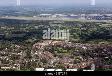 Vista aerea guardando a nord ovest da Over Handforth verso l'Aeroporto di Manchester Foto Stock