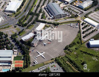 Vista aerea dello Speke Aerodrome Heritage Group Museum e del Crowne Plaza Liverpool John Lennon Airport Hotel Foto Stock