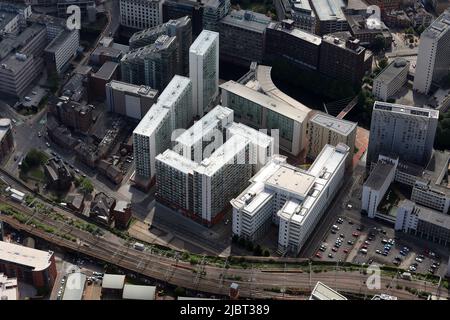 Vista aerea dell'ufficio fiscale Trinity Bridge House; Alcock House, Chapman House & Bradshaw House edifici di appartamenti, Salford, Manchester Foto Stock