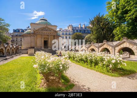 Francia, Parigi, la Chapelle Expiatoire sorge sul sito dove Luigi XVI e Maria Antonietta furono sepolti nel 1793, dopo essere stati ghigliottinati Foto Stock
