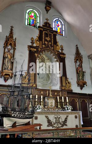 Francia, Somme, Saint Valery sur Somme, Place Saint Martin, chiesa di Saint Martin, coro, altare laterale, Madonna e Gesù bambino, barca Foto Stock