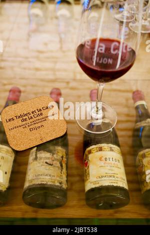 Francia, Cote d'Or, Digione, zona dichiarata Patrimonio dell'Umanità dall'UNESCO, città internazionale della gastronomia e del vino dall'architetto Anthony Béchu, la Cave de la Cité (cantina della città) Foto Stock