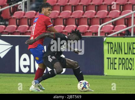 WASHINGTON, DC, USA - 07 GIUGNO 2022: Xelaju in avanti Cristian Castillo (11) spinge nel centrocampista DC United Houssou Landry (43) durante una partita di Capital Cup tra D.C United (USA) e Xelaju (Gua) il 07 2022 giugno, presso Audi Field, a Washington, DC. (Foto di Tony Quinn-Alamy Live News) Foto Stock