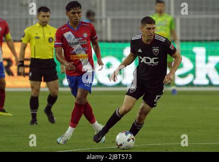 WASHINGTON, DC, USA - 07 GIUGNO 2022: Il centrocampista della DC United Drew Skundrich (12) si allontana da Xelaju in avanti Cristian Castillo (11) durante una partita della Capital Cup tra D.C United (USA) e Xelaju (GUA) il 07 2022 giugno, presso Audi Field, a Washington, DC. (Foto di Tony Quinn-Alamy Live News) Foto Stock