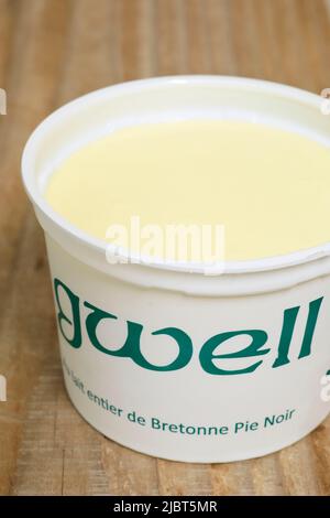 Francia, Loire Atlantique, Plesse, la Ferme des 7 chemins, gwell biologico (o latte grasso) con latte di Breton Pie Noir (latte fermentato tradizionale della Bretagna) Foto Stock