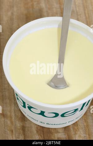 Francia, Loire Atlantique, Plesse, la Ferme des 7 chemins, gwell biologico (o latte grasso) con latte di Breton Pie Noir (latte fermentato tradizionale della Bretagna) Foto Stock