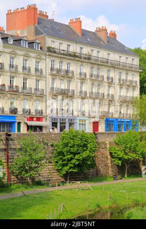 Francia, Loira Atlantica, Nantes, vista dall'ingresso del castello dei Duchi di Bretagna sul fossato e Rue Premion Foto Stock