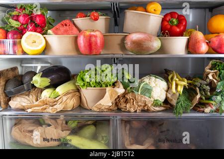 Frigorifero aperto pieno di frutta fresca vegetariana sana, verdure, ricco di antiossidanti, cibo vibrante all'interno in frigorifero. Nutrizione sana. Disintossicazione. Foto Stock