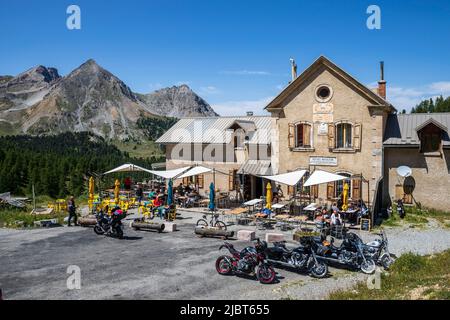 Francia, Hautes-Alpes, Cervières, col d'Izoard (2362 m), sulla strada per le Grandes Alpes tra Cervières e Arvieux, il rifugio Napoleone sul versante settentrionale Foto Stock