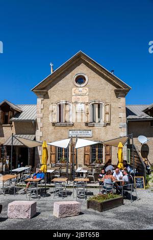 Francia, Hautes-Alpes, Cervières, col d'Izoard (2362 m), sulla strada per le Grandes Alpes tra Cervières e Arvieux, il rifugio Napoleone sul versante settentrionale Foto Stock