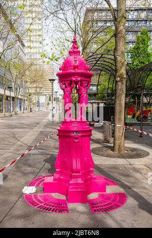 Francia, Parigi, Fontana di Wallace dipinta di rosa Foto Stock