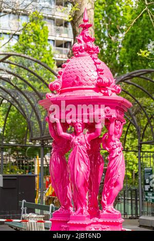 Francia, Parigi, Fontana di Wallace dipinta di rosa Foto Stock