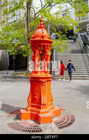 Francia, Parigi, Fontana di Wallace dipinta di rosa Foto Stock