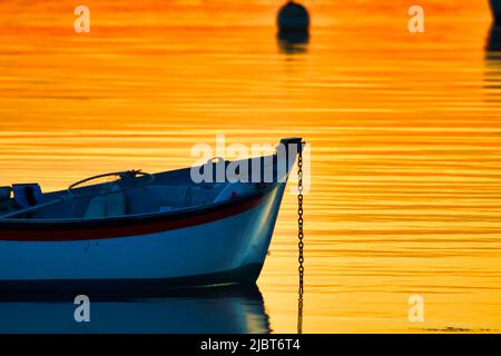 Francia, Finistere, Fouesnant, Pointe de Mousterlin, tramonto sulla spiaggia di Mousterlin, barca da pesca tradizionale Foto Stock