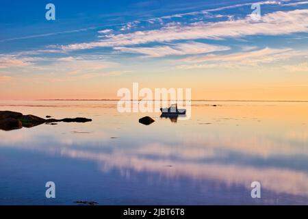 Francia, Finistere, Fouesnant, Pointe de Mousterlin, tramonto sulla spiaggia di Mousterlin, barca da pesca tradizionale Foto Stock