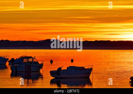 Francia, Finistere, Fouesnant, Pointe de Mousterlin, tramonto sulla spiaggia di Mousterlin, barca da pesca tradizionale Foto Stock