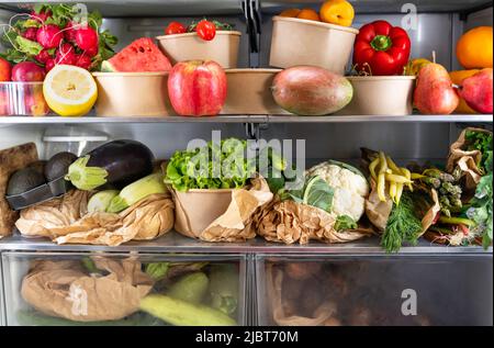 Frigorifero aperto pieno di frutta fresca vegetariana sana, verdure, ricco di antiossidanti, cibo vibrante all'interno in frigorifero. Nutrizione sana. Disintossicazione. Foto Stock