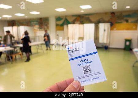 Francia, Parigi, scheda elettorale in un seggio elettorale Foto Stock