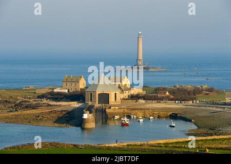 Francia, Manica, Cotentin, Cap de la Hague (il capo di la Hague), Auderville, il porto di Goury e la stazione di salvataggio in mare ottagonale, faro Goury sullo sfondo Foto Stock