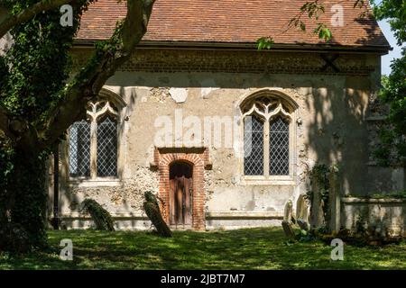 Vista sul cortile della chiesa di tutti i Santi, Saxstead, Suffolk Foto Stock