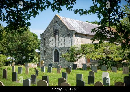 Vista sul cortile della chiesa di tutti i Santi, Saxstead, Suffolk Foto Stock