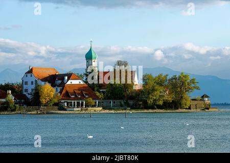 Germania, Baviera, Lago di Costanza (Bodensee), vicino a Lindau, Wasserburg con la chiesa di San Giorgio (St Georg) in stile barocco Foto Stock