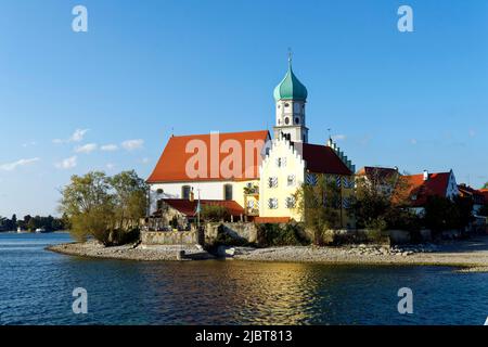 Germania, Baviera, Lago di Costanza (Bodensee), vicino a Lindau, Wasserburg con la chiesa di San Giorgio (St Georg) in stile barocco Foto Stock