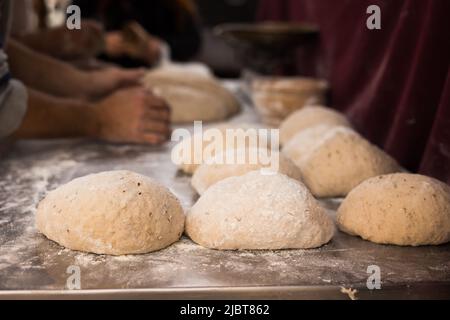 pasta di lievito in forma di pani in attesa di cottura Foto Stock