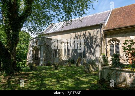 Vista sul cortile della chiesa di tutti i Santi, Saxstead, Suffolk Foto Stock