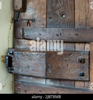 Serratura e serratura della porta della chiesa in legno massiccio, Chiesa di tutti i Santi, Saxstead, Suffolk Foto Stock