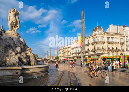 Francia, Herault, Montpellier, centro storico, piazza Comedie, La fontana delle tre grazie Foto Stock