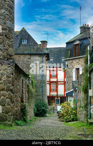 Francia, Côtes-d'Armor, Moncontour de Bretagne, etichettato Les Plus Beaux Villages de France (i più bei villaggi di Francia), affascinante vicolo in pietra e casa in pietra e legno mezzo Foto Stock