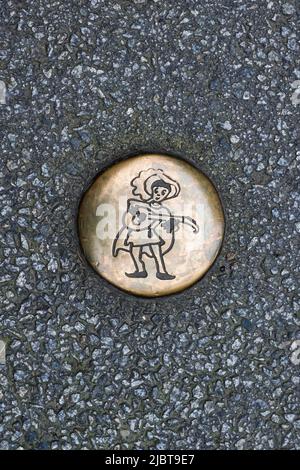 Francia, Côtes d'Armor, Moncontour de Bretagne, etichettato Les Plus Beaux Villages de France (i più bei villaggi di Francia), effigy di moncontour in una strada sulla strada medievale Foto Stock
