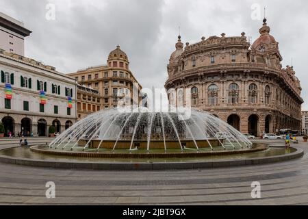 La bella piazza Piazza de Ferrari nel centro di Genova Italia Foto Stock