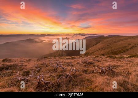 Francia, Pirenei Atlantici, Paesi Baschi, tramonto in montagna a Iraty Foto Stock