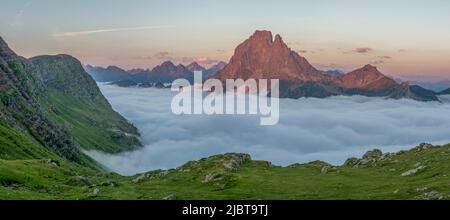 Francia, Pirenei Atlantici, Bearn, valle Ossau, mare di nuvole e tramonto sul Pic du Midi d'Ossau in estate Foto Stock